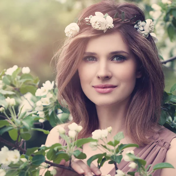 Piękna kobieta z Apple białe kwiaty. Ładna twarz, naturalne Mak — Zdjęcie stockowe