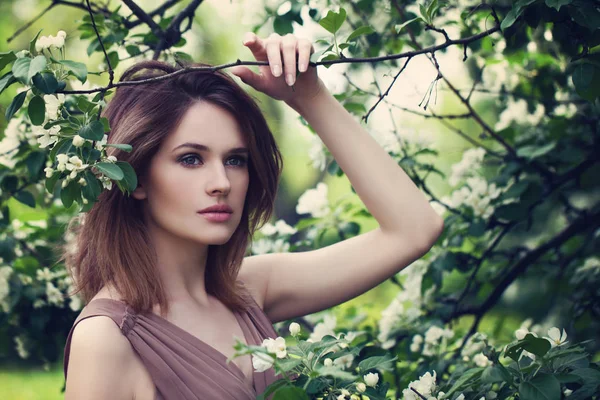 Mujer bonita en flores de manzano —  Fotos de Stock