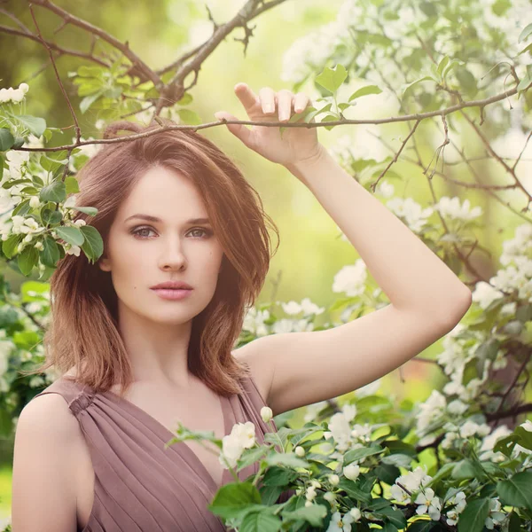 Cute Smiling Woman with White Flowers Wreath Outdoors. Natural Beauty, Sunset in Flowers Garden — Stock Photo, Image