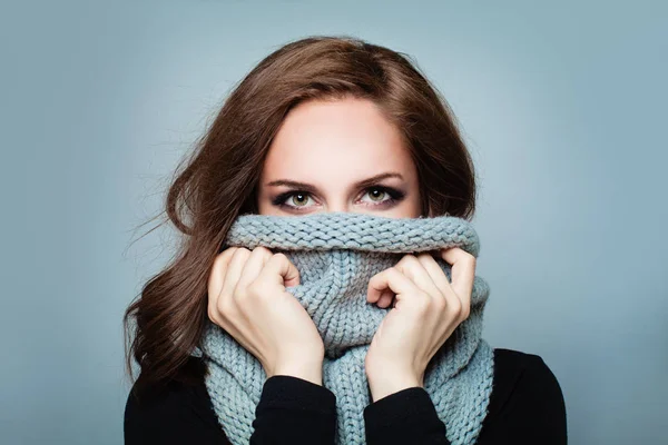 Mujer de moda en lana bufanda de invierno. Belleza invierno chica moda mo —  Fotos de Stock