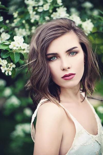 Spring Woman with Permed Hair and Makeup Outdoors — Stock Photo, Image