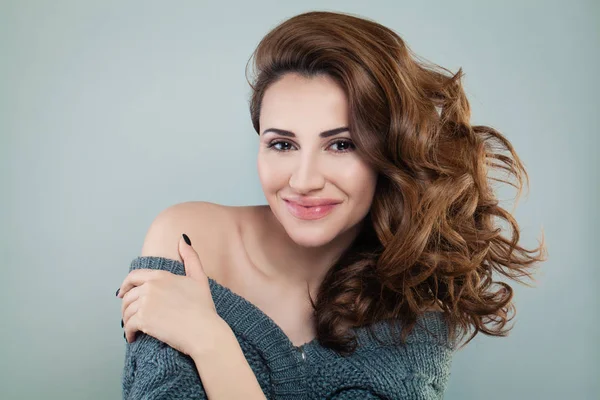 Modelo sorridente Mulher com cabelo encaracolado vermelho — Fotografia de Stock