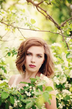 Bahar çiçekleri güzel kızla. Moda Model açık havada