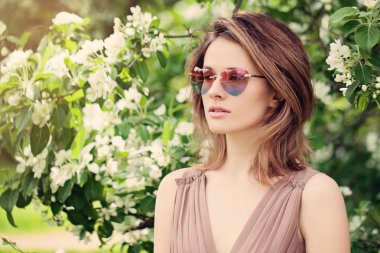 Bahçe güzel genç bayan