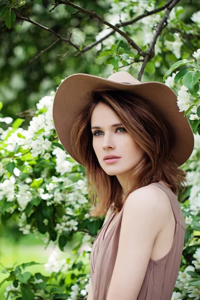 Bir şapka açık havada güzel kadın. Sağlıklı bahar portre — Stok fotoğraf