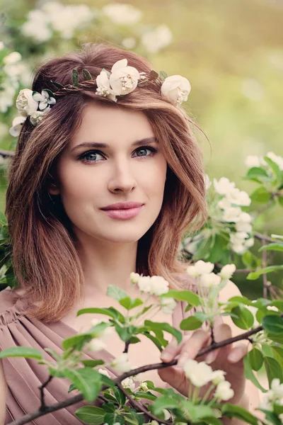 Modelo de moda bonita mulher com flores — Fotografia de Stock