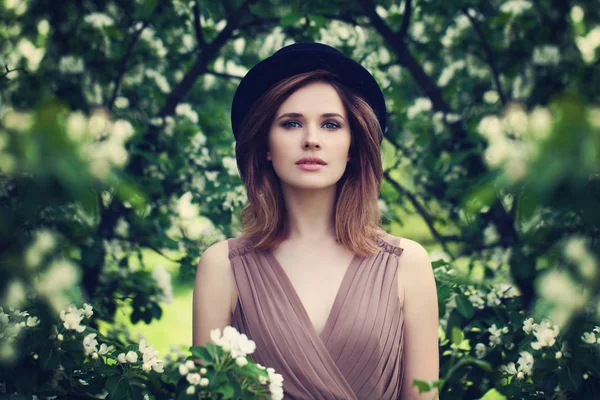 Hermosa mujer joven en el jardín de las flores de manzana — Foto de Stock