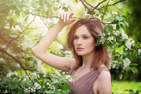Linda mujer modelo en el jardín de las flores de manzana —  Fotos de Stock