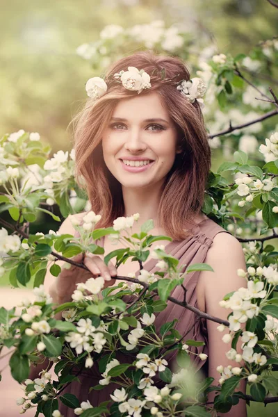 Schöne junge Frau mit sauberer Haut und weißen Blumen. Gesundheit — Stockfoto