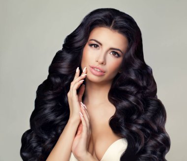 Güzel kadın Spa modeli. Mükemmel yüz, sağlıklı saçlar, eller wit