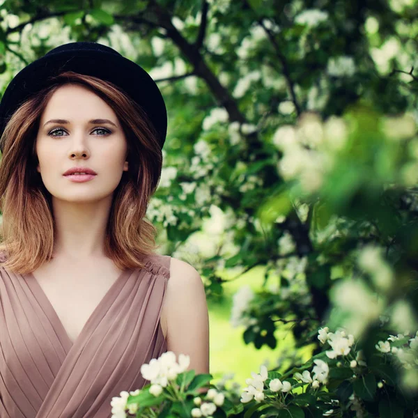 Fashion Model Woman in Spring Flowers Garden Outdoorswith Flower — Stock Photo, Image