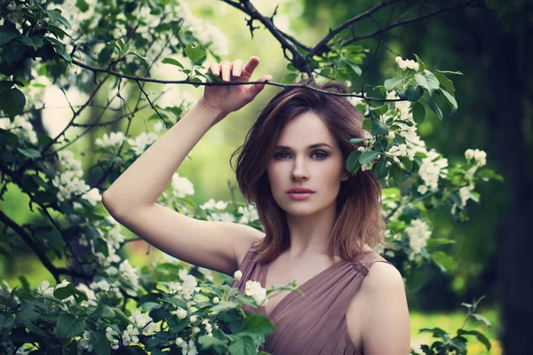 Outdoor-Mode Foto der schönen Frau im Frühling — Stockfoto
