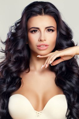 Sağlıklı cilt kıvırcık saçlı bir kadınla mükemmel modeli. Güzellik, Ha