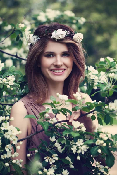 Fröhliche Frühling Modell Mädchen lächelnd. schöne Frau mit gesundem Sk — Stockfoto