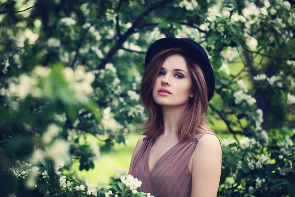 Perfekte Frau über weißen Blüten und grünen Blättern — Stockfoto