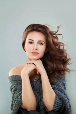 Güzel bir kadın modeli kıvırcık saç modeli ile