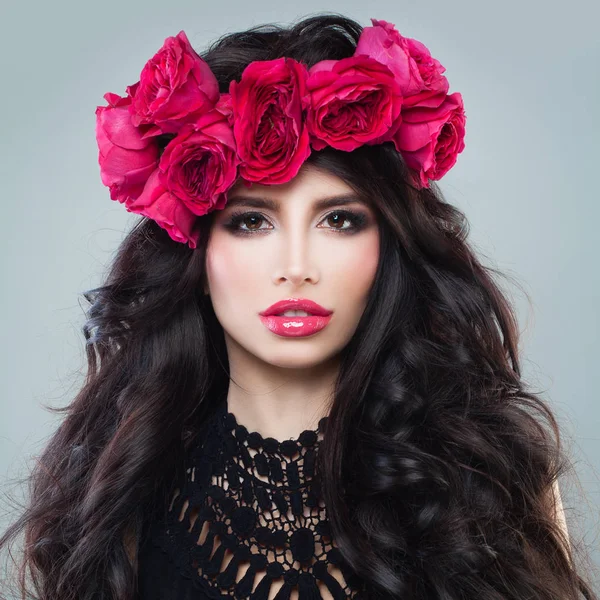 Modelo de moda morena con flores de maquillaje y rosas. Perfecto Ha — Foto de Stock