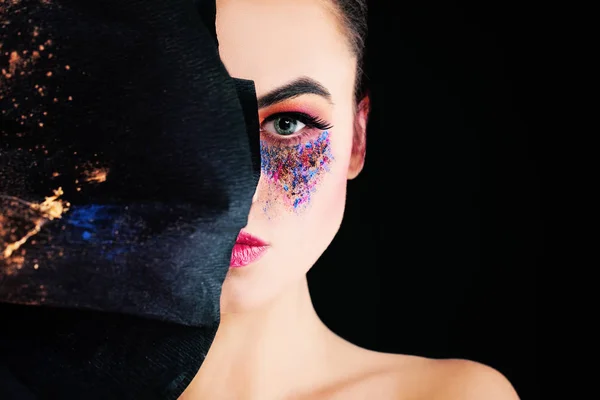 Художественный грим. Девушка в черном с художественным макияжем — стоковое фото