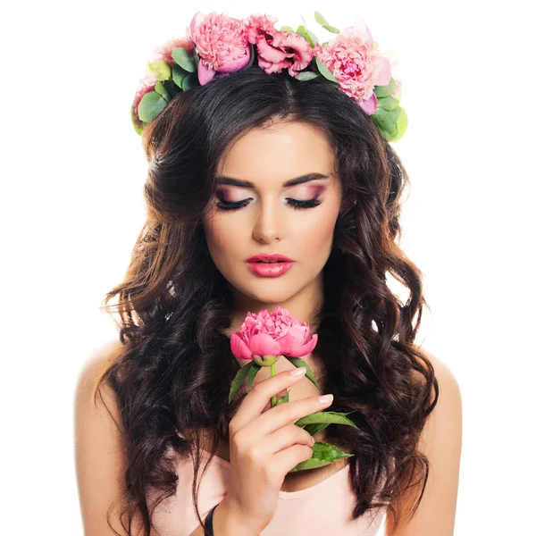 Hermosa mujer modelo con piel sana sosteniendo flor aislada —  Fotos de Stock