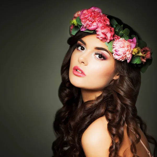 Modelo de moda de mulher bonita com maquiagem e flores na noite B — Fotografia de Stock