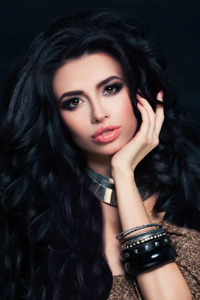 Glamorous Brunette Woman with Wavy Hair, Makeup and Jewelry — Stock Photo, Image