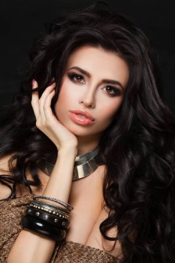 Güzel Model kadın kıvırcık saçlı ve etnik gümüş ve ahşap