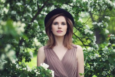 Güzel kadın çiçek arka plan üzerinde. Bahar Güzellik