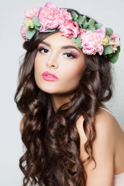 Uzun kıvırcık saçlı, moda makyaj ve yaz güzel Model 
