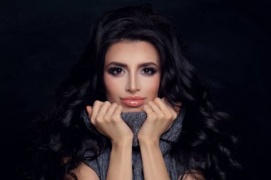 Güzel moda Model siyah kıvırcık saçlı, makyaj ve gri Jersey