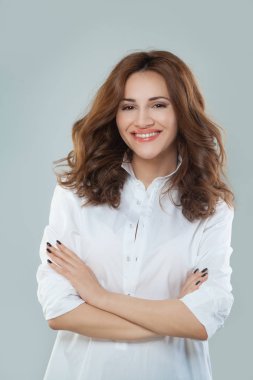 Beyaz giysili sağlıklı kadın