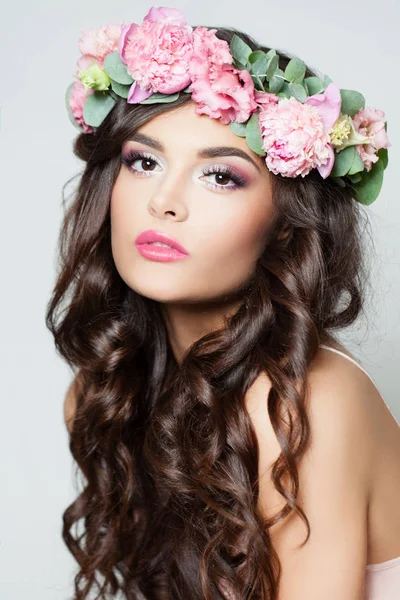 Mooi Model met lang krullend haar, mode make-up en zomer — Stockfoto