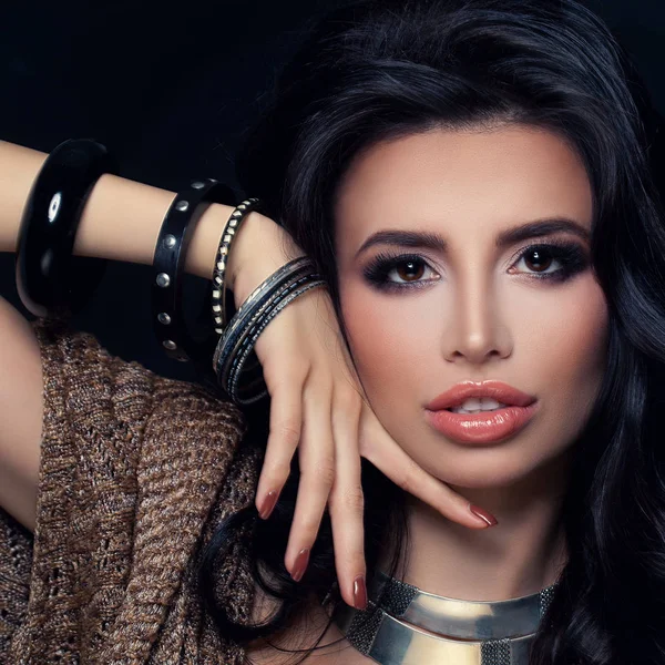 Modelky s make-up, náhrdelník a kovových a dřevěných Bracele — Stock fotografie