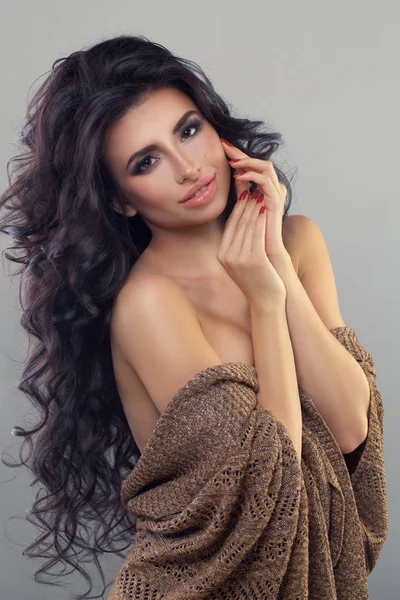 Vacker modell med mörkt lockigt hår, Makeup — Stockfoto