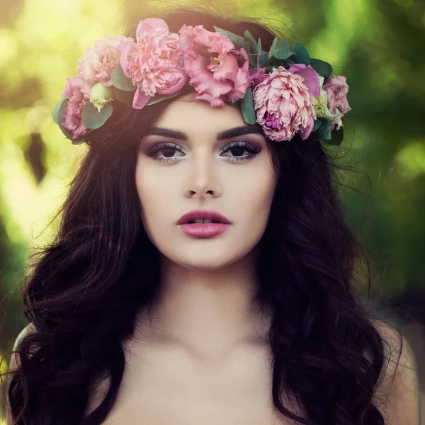Jovem Beleza. Mulher bonita modelo de moda em flores grinalda Ou — Fotografia de Stock
