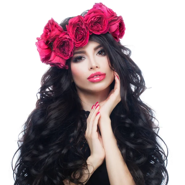 Belle femme avec de longs cheveux foncés ondulés et des roses couronne isolat — Photo