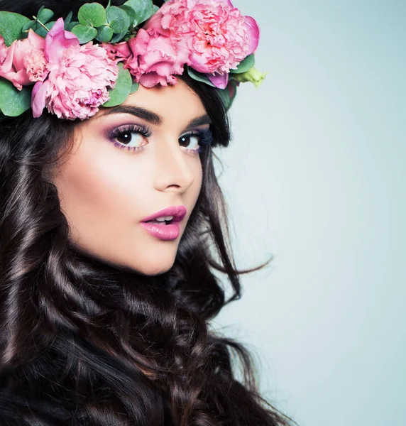 Spring Beauty. Beautiful Girl with Wavy Hairstyle and Summer Flo — Stock Photo, Image