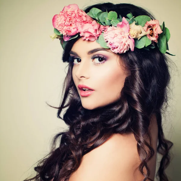 Perfect Model Woman with Makeup, Long Curly Hair and Flowers. Su — Stock Photo, Image
