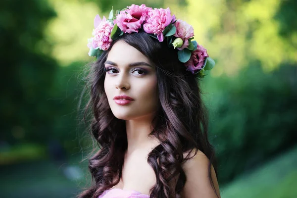 Красивая девушка с весенними цветами на открытом воздухе — стоковое фото