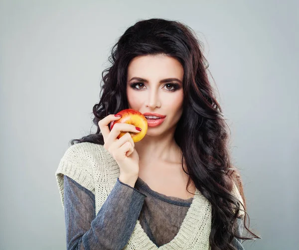 Modelo de moda bela mulher comer uma maçã. Alimentos Saudáveis Conc — Fotografia de Stock