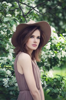 Muhteşem Model kadın açık havada. Güzel genç Wo portresi