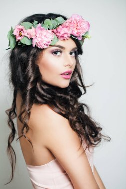 Yaz pembe çiçekli güzel bir kadın. Esmer güzellik. Uzun kıvırcık ve moda makyaj