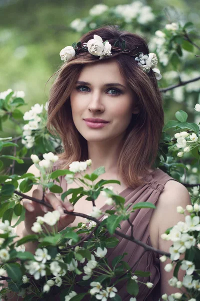 Hermosa mujer joven con limpia piel fresca toque flores blancas . —  Fotos de Stock