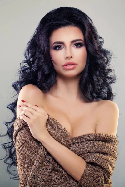 Sexy Brunette vrouw met krullend haar en perfecte make-up. Mode — Stockfoto