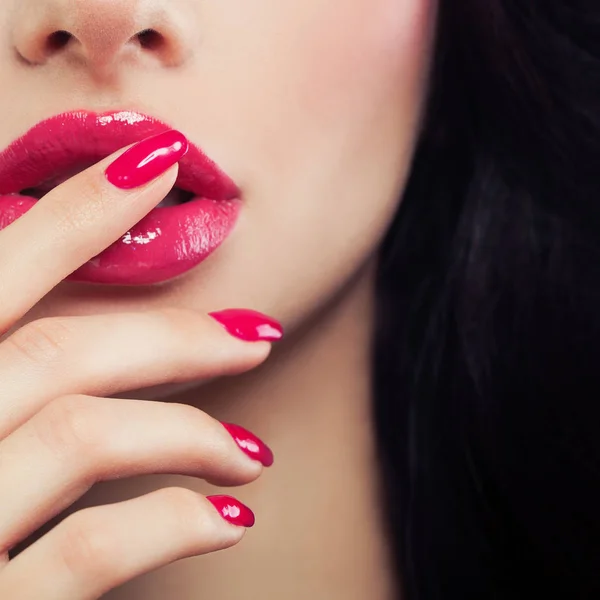 Lábios Femininos Rosa e Mão de Manicure Close up. Lip Gloss Maquiagem, B — Fotografia de Stock
