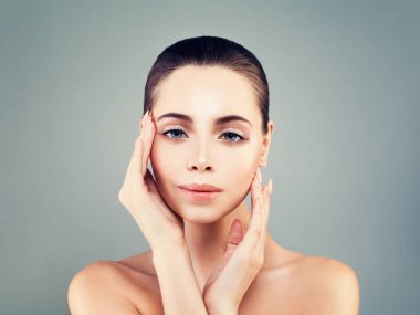 Güzellik Spa kadın portre. Güzel kız yüzünü Kayak dokunmadan