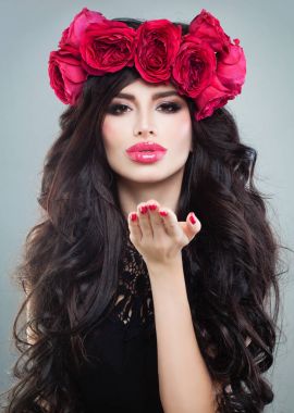 Berbere uzun saçlı şirin esmer Model