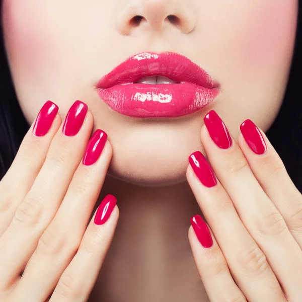 Lèvres de maquillage avec rouge à lèvres rose brillant et ongles roses. lèvres brillantes — Photo