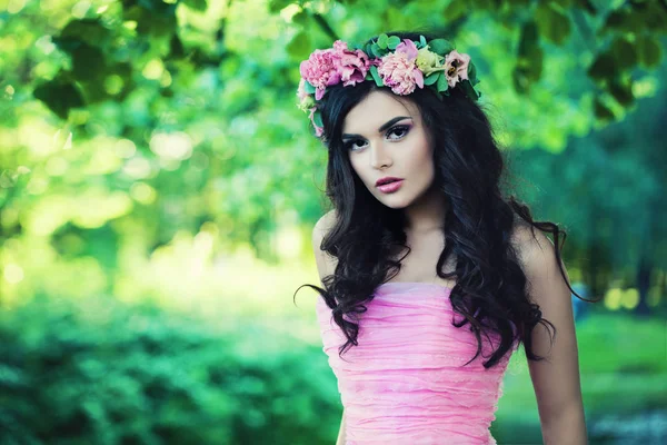 Nette Frau im Frühling. schönes Modell mit Blumen — Stockfoto