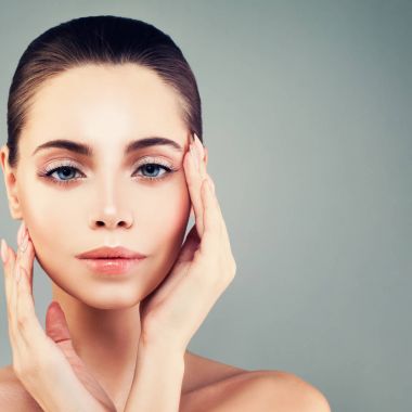 Spa sağlıklı cilt ile şirin Model kadın portresi. Cilt araba