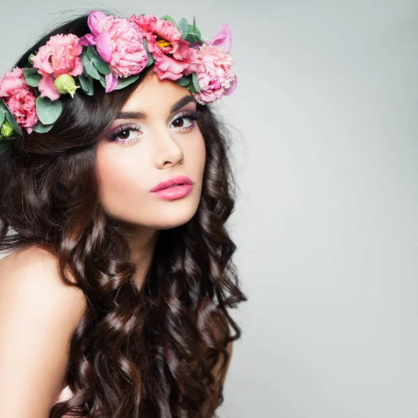 Perfect Brunette Model with Curly Hair and Flowers Wreath. Beaut — Stock Photo, Image